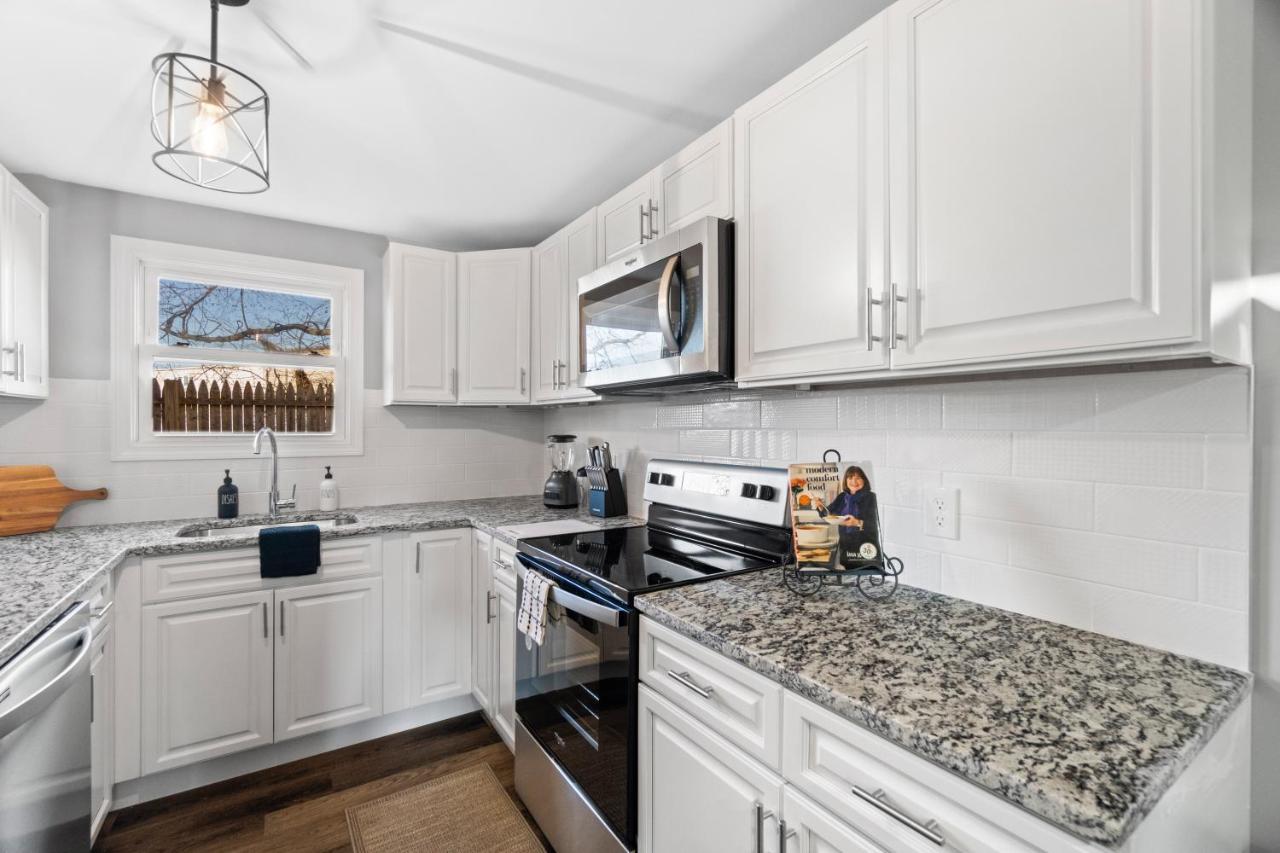 Lovely 3 Bedroom Colonial Home ミドルタウン エクステリア 写真