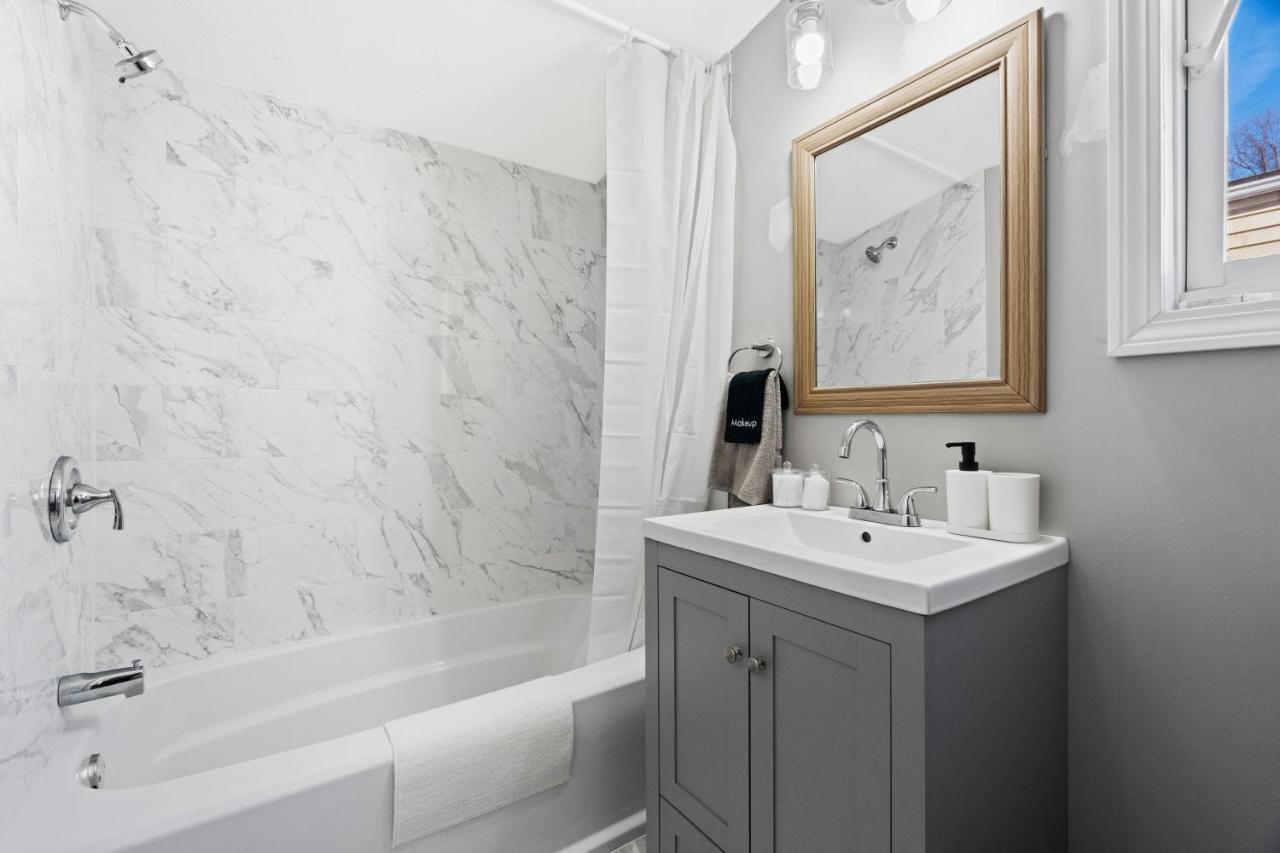 Lovely 3 Bedroom Colonial Home ミドルタウン エクステリア 写真